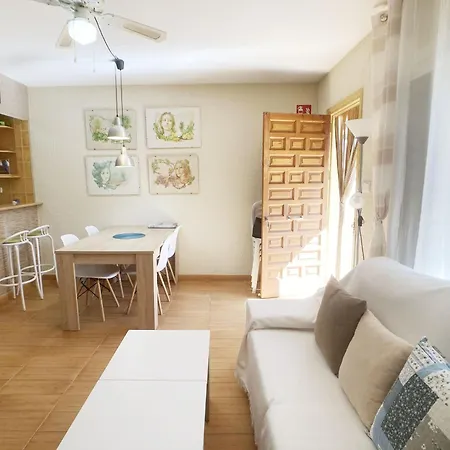Spanish Connection - Bajo En Plaza Bohemia Apartment *
